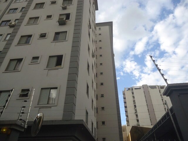 APARTAMENTO Nº 802, SITUADO NO 8º PAVIMENTO SUPERIOR DO BLOCO B DO CONJUNTO RESIDENCIAL LUIS XVI - RUA SERGIPE, 1600, localizado em Londrina - PR