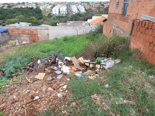 DATA DE TERRAS SOB Nº 03, DA QUADRA Nº 05, COM A ÁREA DE 250,00M² - RUA NAZARE CANDIDA DE JESUS, 137, localizado em Londrina - PR, bairro Jardim Paracatu