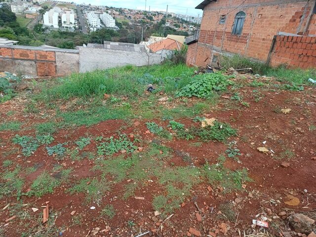 DATA DE TERRAS SOB Nº 03, DA QUADRA Nº 05, COM A ÁREA DE 250,00M² - RUA NAZARE CANDIDA DE JESUS, 137, localizado em Londrina - PR, bairro Jardim Paracatu