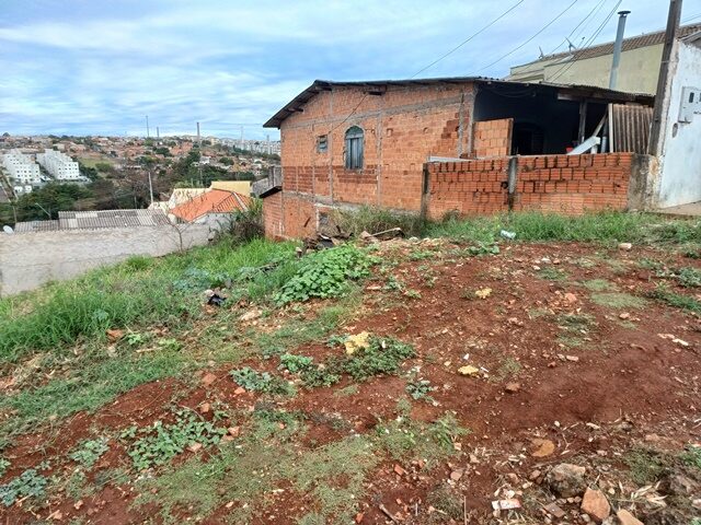 DATA DE TERRAS SOB Nº 03, DA QUADRA Nº 05, COM A ÁREA DE 250,00M² - RUA NAZARE CANDIDA DE JESUS, 137, localizado em Londrina - PR, bairro Jardim Paracatu