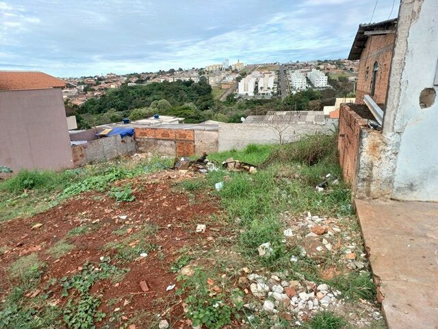 DATA DE TERRAS SOB Nº 03, DA QUADRA Nº 05, COM A ÁREA DE 250,00M² - RUA NAZARE CANDIDA DE JESUS, 137, localizado em Londrina - PR, bairro Jardim Paracatu