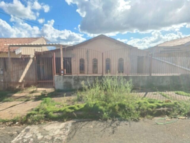 DATA DE TERRAS SOB Nº 26, DA QUADRA Nº 05, MEDINDO A ÁREA DE 200,00M² - RUA CUSTODIO TAVARES DA SILVA, 353, localizado em Londrina - PR