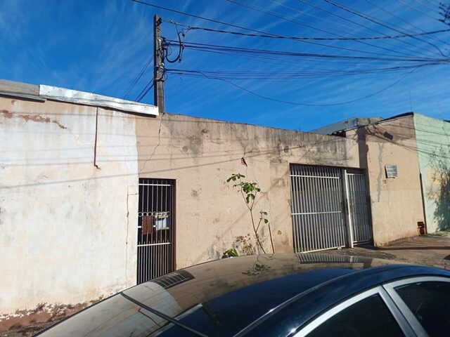 DATA DE TERRAS Nº 06, DA QUADRA Nº 25-A, MEDINDO A ÁREA DE 630,00M² - RUA SANTA CATARINA, 702, localizado em Londrina - PR