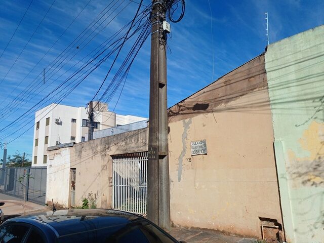 DATA DE TERRAS Nº 06, DA QUADRA Nº 25-A, MEDINDO A ÁREA DE 630,00M² - RUA SANTA CATARINA, 702, localizado em Londrina - PR