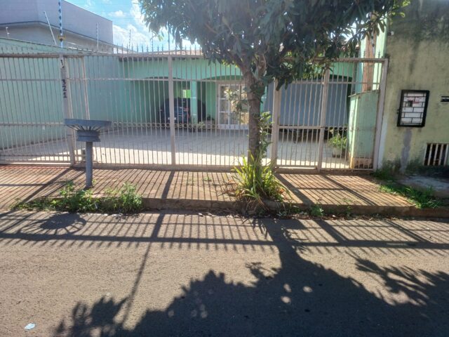 UMA DATA DE TERRAS SOB Nº 19, DA QUADRA Nº 02, MEDINDO A ÁREA DE 308,51M² - RUA MAMORE, 321, localizado em Londrina - PR, bairro Vila Monteiro