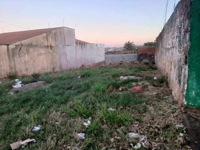 DATA DE TERRAS SOB Nº 19, DA QUADRA Nº 04, MEDINDO A ÁREA DE 250,00M² - RUA OCTAVIO CLIVATI, S/Nº, localizado em Londrina - PR, bairro Jardim das Palmeiras