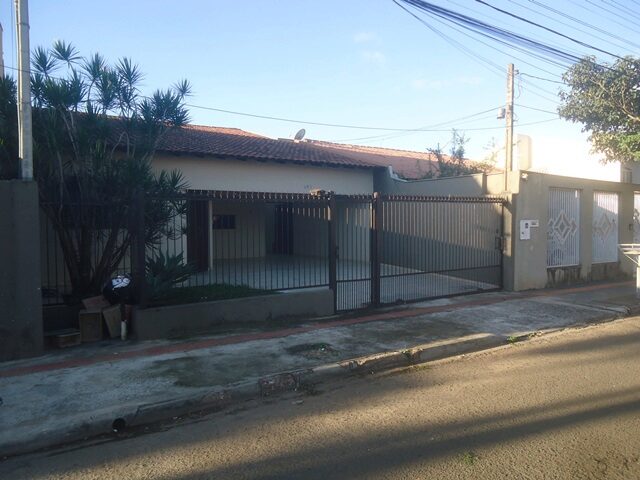 Imagem do imóvel DATA DE TERRAS Nº 15, DA QUADRA Nº 05, COM A ÁREA DE 250,00M² - RUA AMAURY DE OLIVEIRA E SILVA, 193