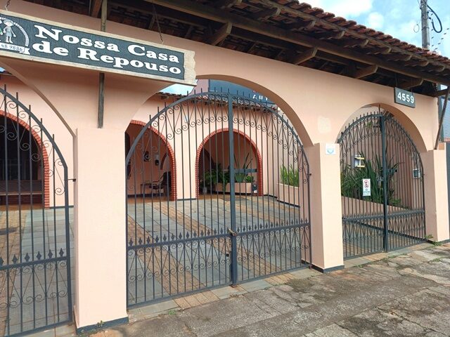 DATA DE TERRAS SOB Nº 04, DA QUADRA N° 32, MEDINDO A ÁREA DE 849,70M² - RUA GUILHERME DA MOTA CORREIA, 4559, localizado em Londrina - PR, bairro Jardim Shangri-lá