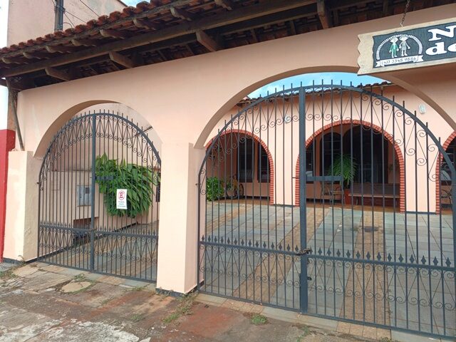 DATA DE TERRAS SOB Nº 04, DA QUADRA N° 32, MEDINDO A ÁREA DE 849,70M² - RUA GUILHERME DA MOTA CORREIA, 4559, localizado em Londrina - PR, bairro Jardim Shangri-lá