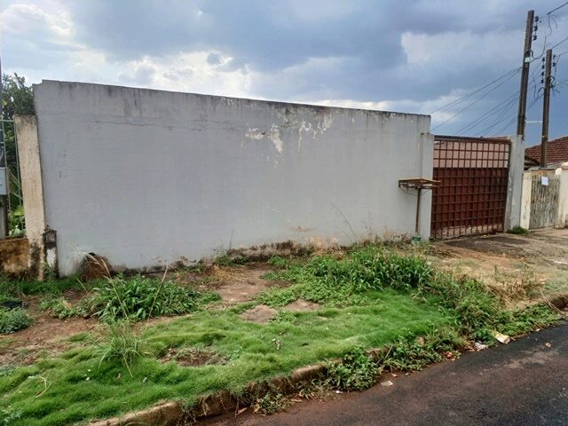 UMA DATA DE TERRAS SOB Nº 32, DA QUADRA Nº 07, COM A ÁREA DE 250,00M² - RUA RODESIA, 110, localizado em Londrina - PR, bairro Parque Ouro Verde