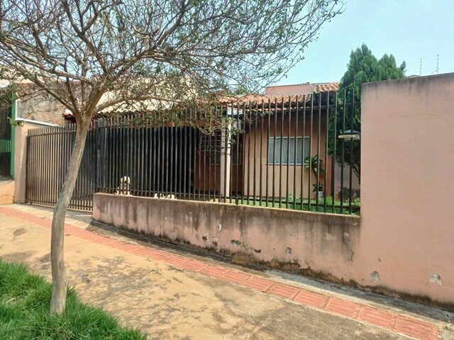 RESIDÊNCIA A, SITUADA NO PAVIMENTO TÉRREO DO ROBROMA RESIDENCE - RUA ROBERTO ROMANELLI, 723, localizado em Londrina - PR, bairro Jardim Paris