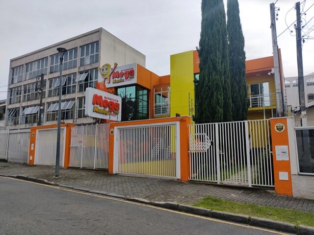 Lote 3301 imovel: casa numero 01 do condominio residencial vitoria, sito na rua vinte e um de abril, 418, nesta cidade, localizada