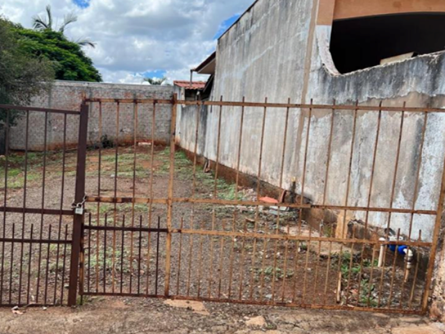 Terreno urbano de 100 m² com residência anexa