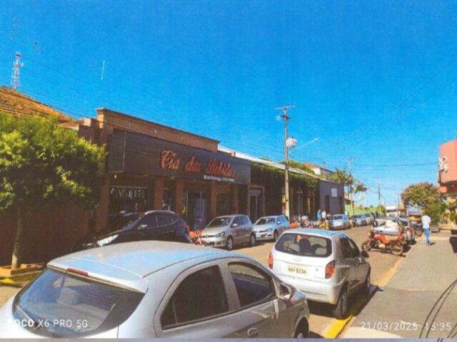 Área comercial de 2.050 m² com prédios e casa