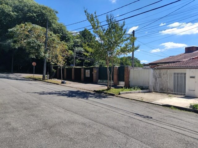 SOBRADO NA RUA CAPITAO JOSEPH PEREIRA QUEVEDO, 818, MERCES, CURITIBA/PR, localizado em Curitiba - PR, bairro Mercês