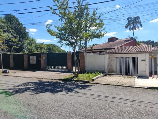 SOBRADO NA RUA CAPITAO JOSEPH PEREIRA QUEVEDO, 818, MERCES, CURITIBA/PR, localizado em Curitiba - PR, bairro Mercês