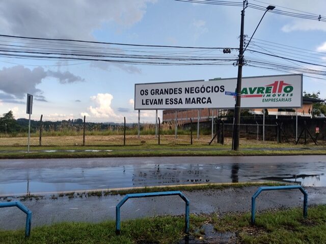 IMOVEL DE MATRICULA 48.244 DO 8O REGISTRO DE IMOVEIS DE CURITIBA/PR, DE PROPRIEDADE DO EXECUTADO IVO LUIZ BOSCHETTI E ES, localizado em Curitiba - PR, bairro Cidade Industrial