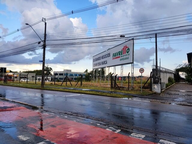 IMOVEL DE MATRICULA 48.244 DO 8O REGISTRO DE IMOVEIS DE CURITIBA/PR, DE PROPRIEDADE DO EXECUTADO IVO LUIZ BOSCHETTI E ES, localizado em Curitiba - PR, bairro Cidade Industrial